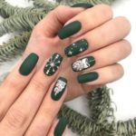 Матовый зеленый маникюр с новогодними украшениями из страз на ногти средней длины овально-квадратной формы