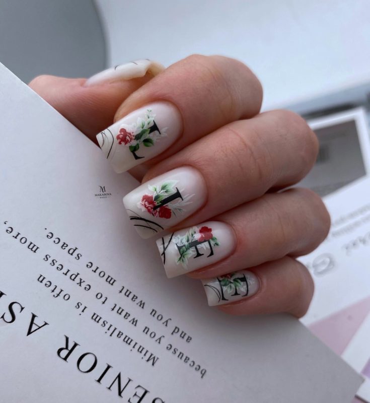 Молочный маникюр на квадратные ногти с буквами LIFE и цветами