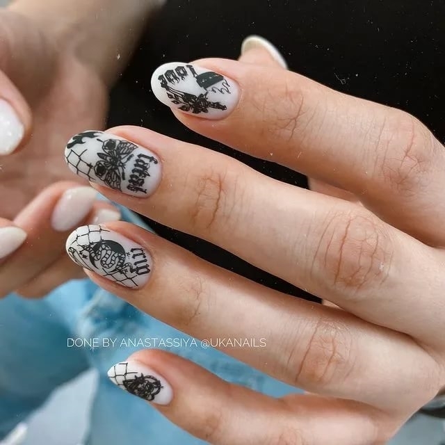 Молодежный дизайн ногтей в панк-рок стиле с черными надписями и рисунками на молочном фоне