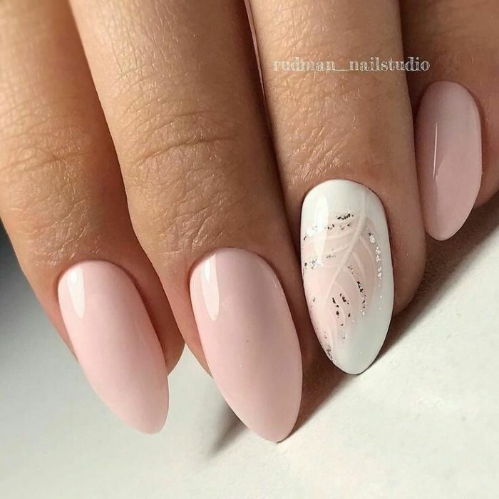 Нежно-розовый маникюр с рисунком листочка на ногти средней длины миндальной формы