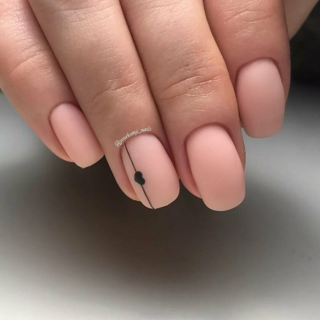Нежно-розовый маникюр с сердечком на короткие ногти формы мягкий квадрат