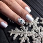 Нежный зимний маникюр белого цвета со снежинкой из страз на короткие ногти формы мягкий квадрат