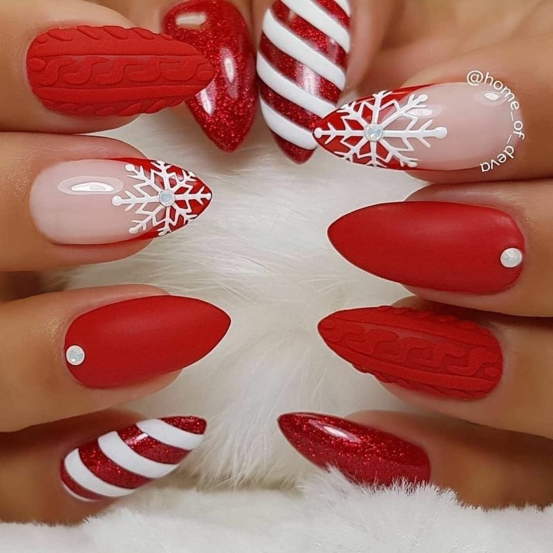 Новогодний дизайн ярко красного цвета с вязаным декором, снежинками и конфеткой