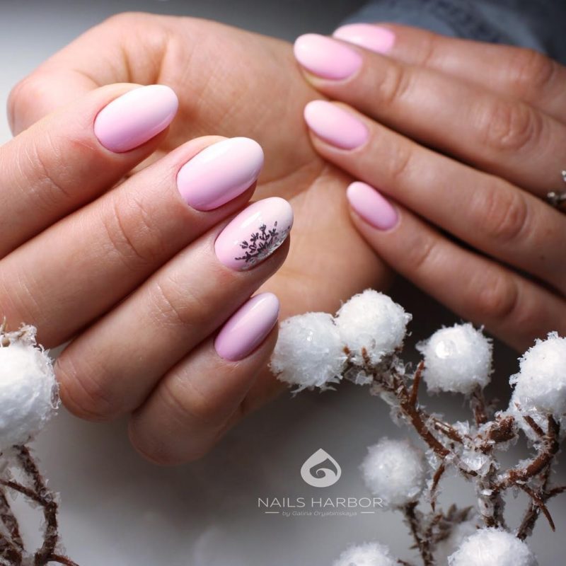 Однотонный розовый маникюр со снежинкой на овальных ногтях