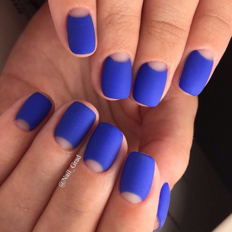 Однотонный синий матовый маникюр с лунками на коротких ногтях формы мягкий квадрат