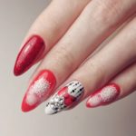 Оформление длинных ногтей с рисунками в новогодней тематике в красном цвете