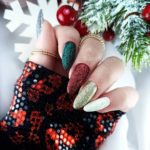 Праздничный, разноцветный, мирцающий новогодний маникюр на миндальных ногтях