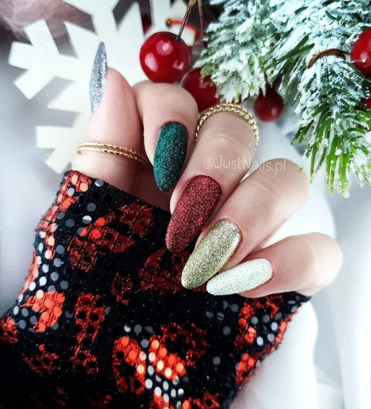 Праздничный, разноцветный, мирцающий новогодний маникюр на миндальных ногтях