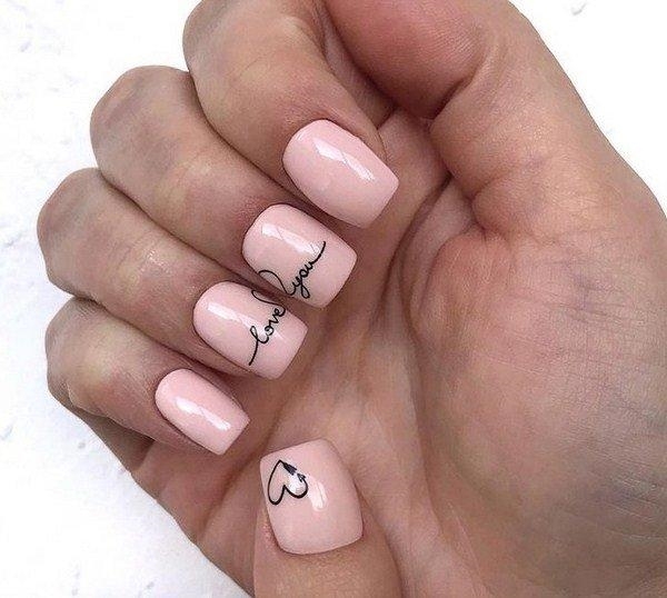 Приятный розовый маникюр с надписью и сердечком на короткие ногти квадратной формы