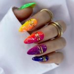 Разноцветные мраморные ногти с золотыми полосками