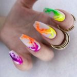 Разноцветный акварельный декор на матовых белых ногтях в форме балерина