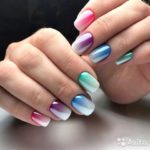 Разноцветный маникюр с зеркальным эффектом и омбре на короткие ногти формы мягкий квадрат