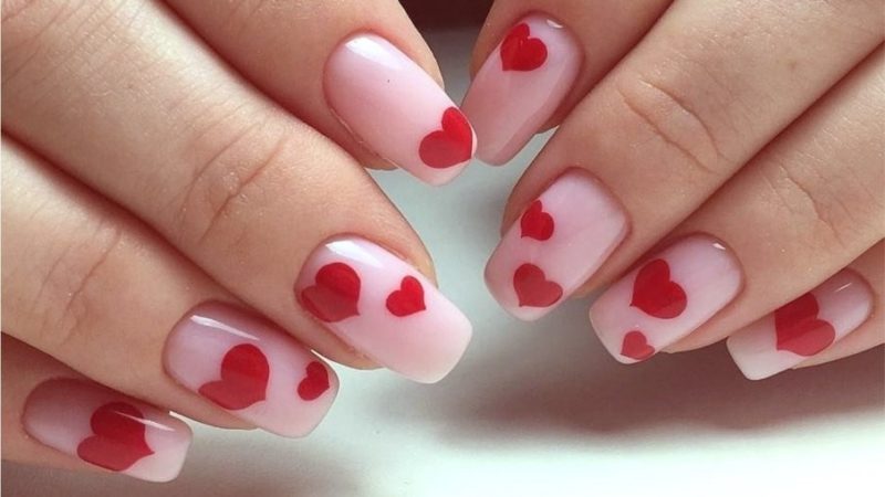Романтичный розовый маникюр с красными сердечками на короткие ногти формы мягкий квадрат