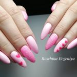 Розовый маникюр на длинные миндальные ногти с блестящим песком и сердечками