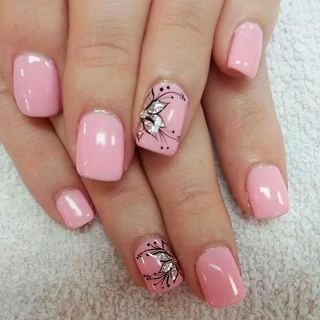 Розовый маникюр на короткие квадратные ногти с серебристыми цветами