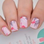 Розовый маникюр на короткие ногти с фламинго и листиками