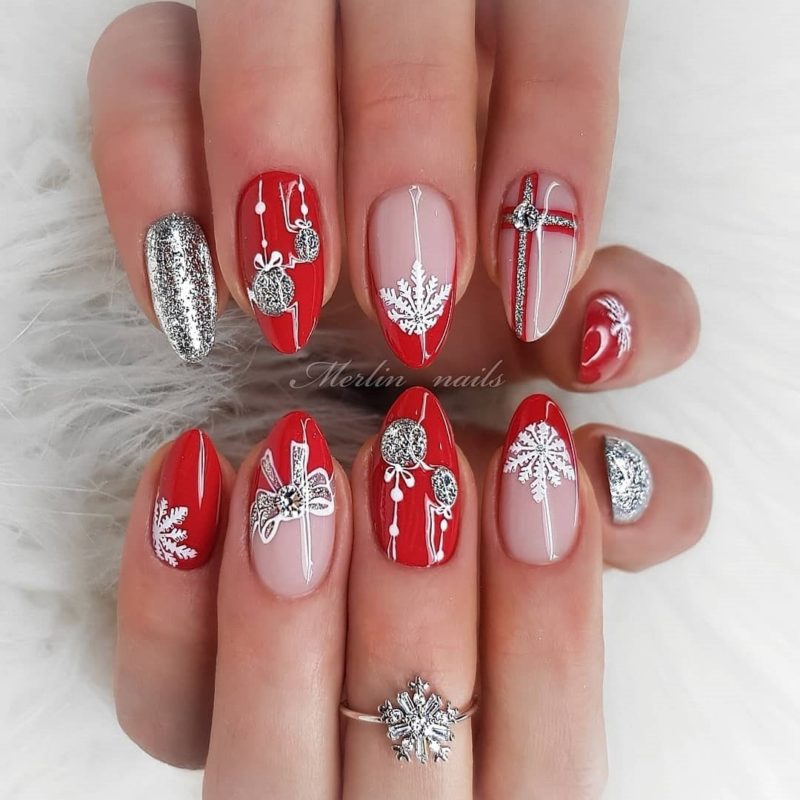 Шикарный зимний дизайн в ярком красном цвете с новогодними рисунками серебрянным глиттером на миндаьных ногтях