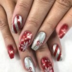 Сияющай новогодний дизайн с рисунком снежинок на ногтях формы балерина