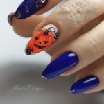 Синий маникюр на хеллоуин с рисунками тыквы и паутинкой