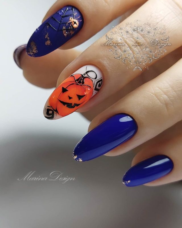 Синий маникюр на хеллоуин с рисунками тыквы и паутинкой