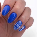 Синий маникюр с рождественским орнаментом на ногти средней длины миндальной формы