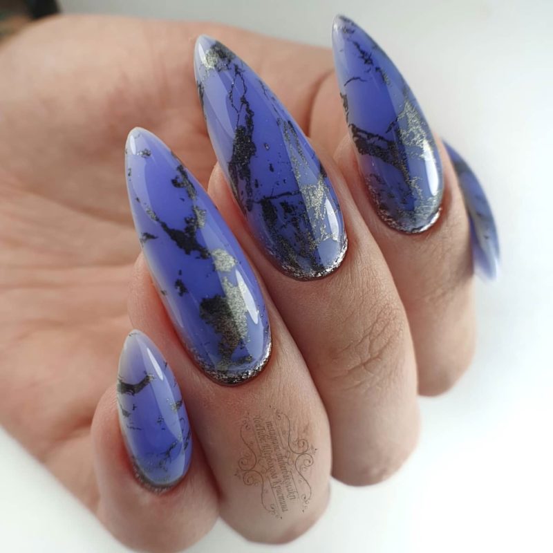 Синий мраморный маникюр на длинные ногти миндальной формы