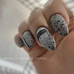 Смелый серый маникюр FUCK с надписью и дизайном перепелинное яйцо на миндалевидных ногтях