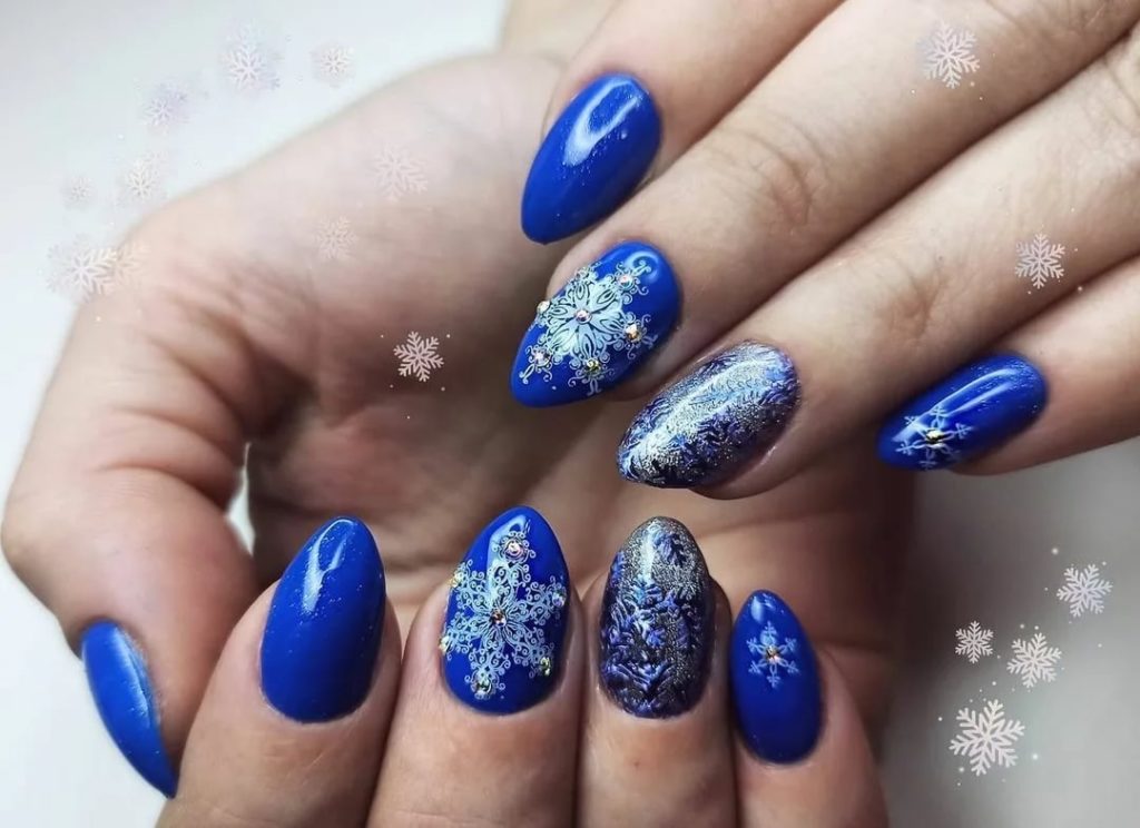Снежный зимний маникюр синего цвета на миндальных ногтях средней длинны