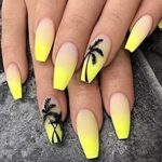 Солнечный летний маникюр в желтых тонах с пальмами на длинные ногти