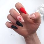 Стильный дизайн ногтей с матовым покрытием на длинных ногтях миндальной формы в черном, красом и розовом цветах