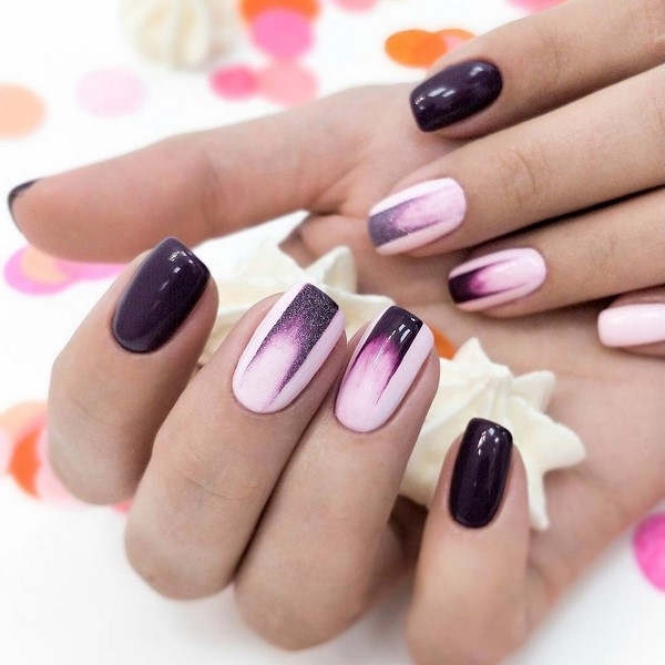 Стильный и элегантный дизайн в фиолетовом светоотражающем и розовом цвете на ногтях формы мягкий квадрат
