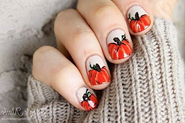 Светлый осенний маникюр на коротких ногтях с рисунками тыквочек