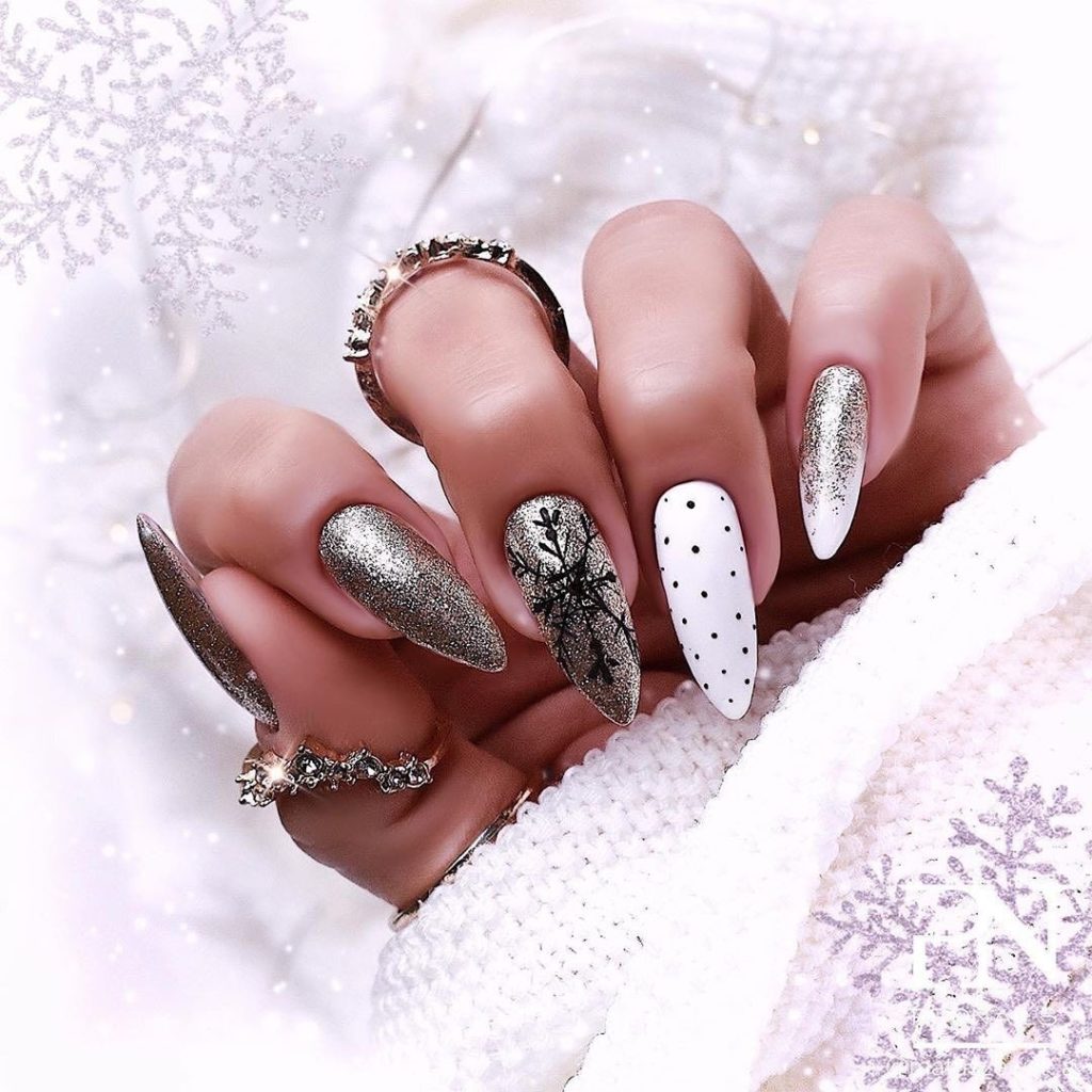 Светлый зимний маникюр в серебренном цвете с рисунком снежинки на длинных ногтях формы пика