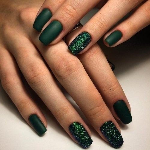 Темно-зеленый матовый маникюр на квадратные ногти средней длины с песком
