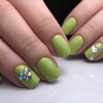 Зеленый маникюр на короткие и средние квадратные ногти с сердечком из цветных страз