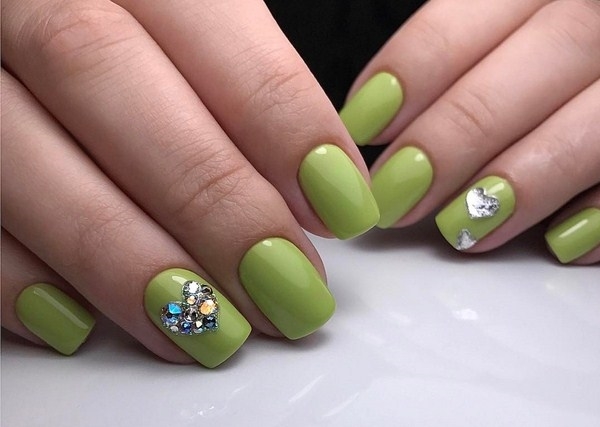 Зеленый маникюр на короткие и средние квадратные ногти с сердечком из цветных страз