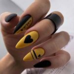 Желто-черный матовый маникюр на длинные ногти с сердечками