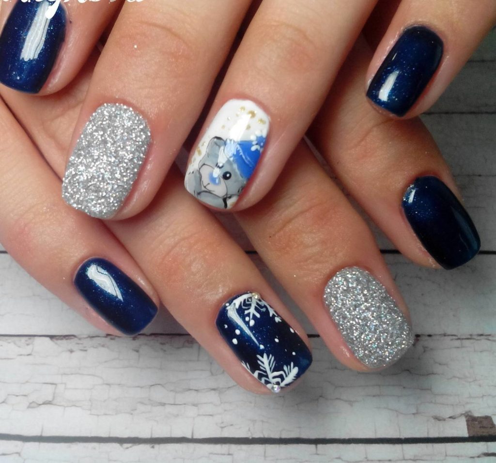 Зимний дизайн ногтей в синем цвете с серебренным глиттером и рисунком мишки на коротких ногтях