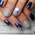 Зимний дизайн ногтей в синем цвете с серебренным глиттером и рисунком мишки на коротких ногтях
