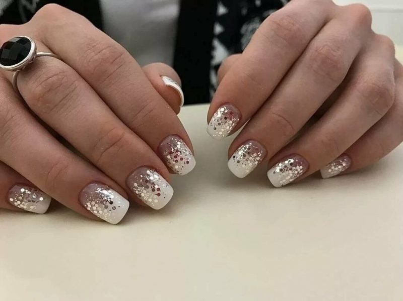 Зимний новогодний белый простой дизайн ногтей с растяжкой из пайеток на коротких ногтях