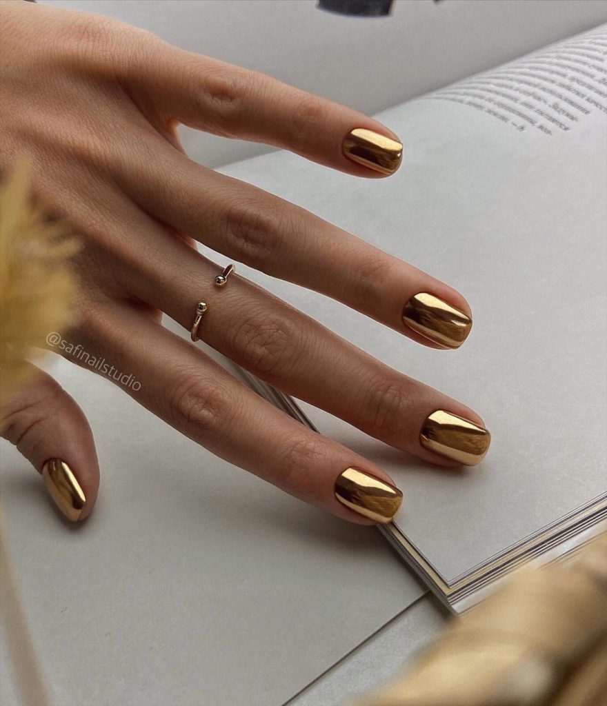 Золотой зеркальный маникюр на короткие ногти в форме мягкого квадрата