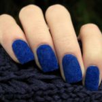 Бархатный маникюр из флока в синем цвете на короткие квадратные ногти