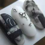 Бело-черный дизайн ногтей с серым дымчатым рисунком, декоративными камнями и стразами