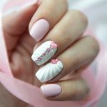 Бело-розовый дизайн ногтей с объемным узором в виде ракушки с цветными стразами и жемчугом