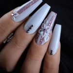 Белоснежный дизайн ногтей с блестящими розовыми полосками и цветочной лепкой