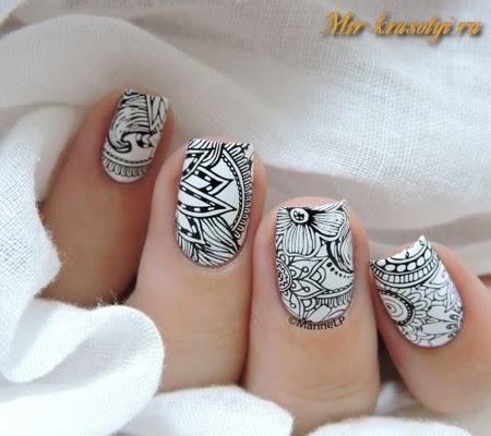 Белый дизайн ногтей квадратной формы с черными дизайнерскими цветочными рисунками