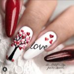 Белый маникюр с красными блестками на двух ногтях с любовным деревом, сердечками и надписью