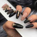 Брендовый дизайн длинных ногтей в черном цвете LOUIS VUITTON с золотистыми декоративными камнями
