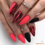 Броские сочные ногти в черном и неоновом красном цвете с полосатым рисунком