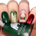 Чудесный рождественский маникюр с красным и зеленым акцентами с рисунками на короткие ногти формы квадрат